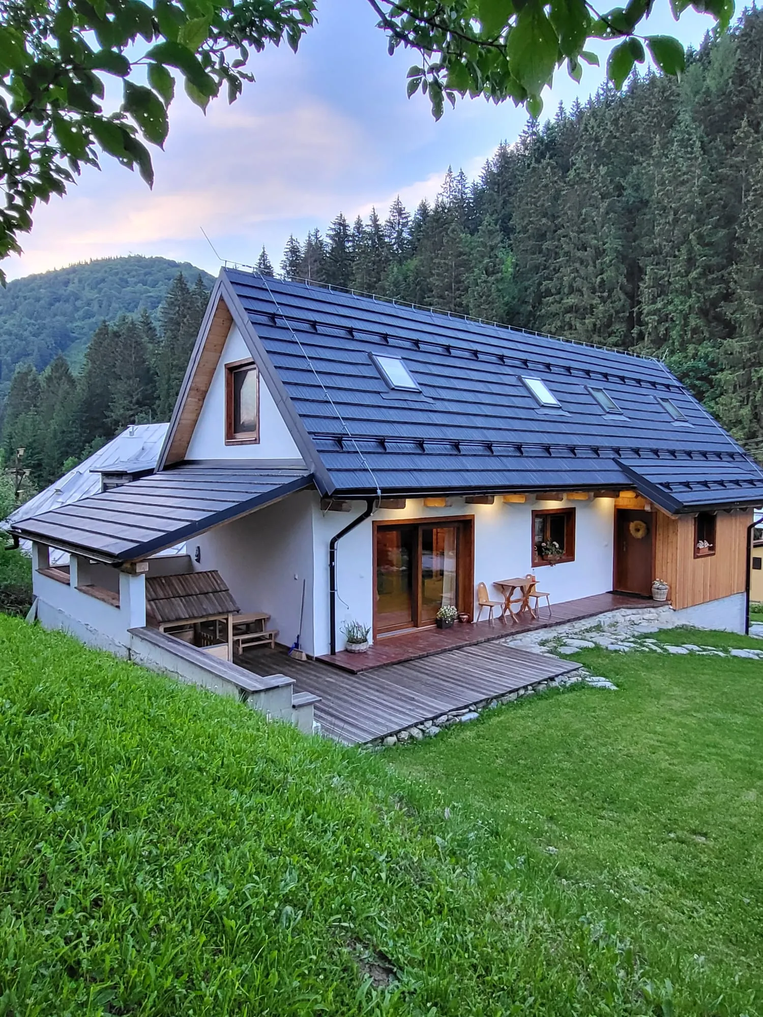 Drevenica Chata nad Valchou — exteriér za súmraku