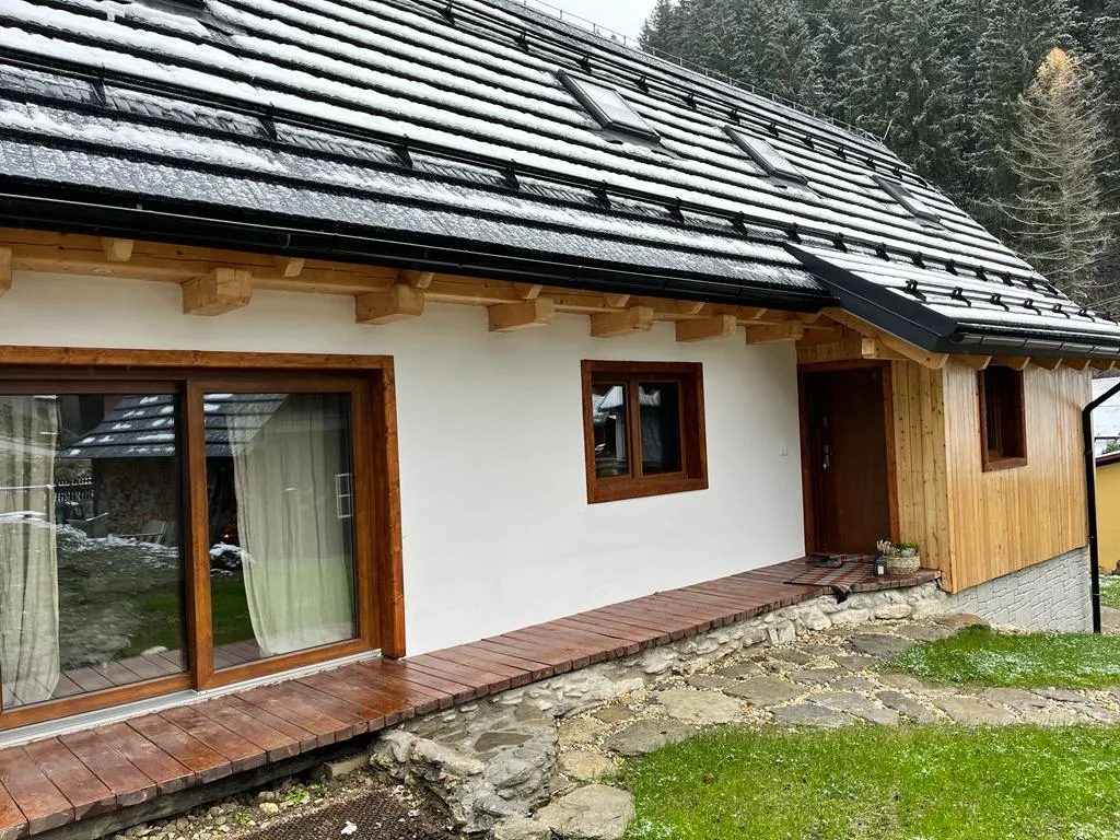 Predná fasáda drevenice na zelenom trávniku